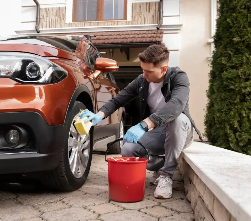 Lavage auto à domicile Cantoin : professionnel intervenant sur un véhicule